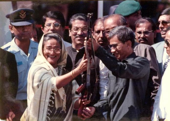 তৎকালীন প্রধানমন্ত্রী শেখ হাসিনার কাছে তৎকালীন শান্তি বাহিনীর প্রধান জ্যোতিরিন্দ্র বোধিপ্রিয় লারমার প্রতীকী অস্ত্রসমর্পণ