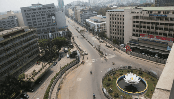 করোনা ভাইরাসের প্রভাবে ফাঁকা রাজধানী ঢাকার চিত্র তুলে ধরেছেন চিত্রকর।